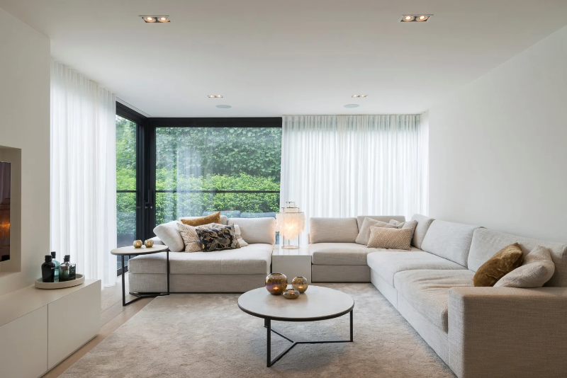 Totaalproject van een living. Heel veel licht en lichte kleuren in het interieur.